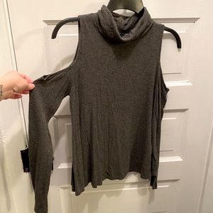 Cold shoulder flowy turtleneck